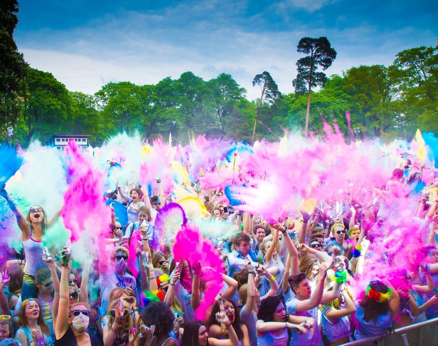 Holi Festival of Colours – Farbwolken über der Crowd